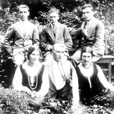 Iš kairės pirmoje eilėje - Elena Budriūnaitė, Bronius Budriūnas, Emilija Budriūnaitė. Antroje eilėje Motiejus Budriūnas, tėvas Motiejus Budriūnas ir Antanas
