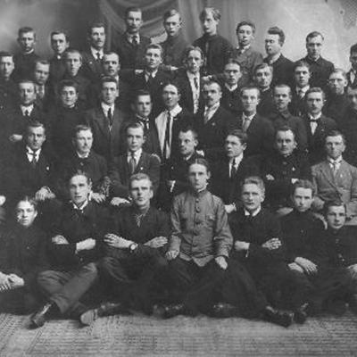 Viršutinėje eilėje pirmas iš dešinės kompozitorius, dirigentas Motiejus Budriūnas (1898 Pabiržėje–1969 Memingene, Vokietija), kompozitorius Antano Budriūno ...
