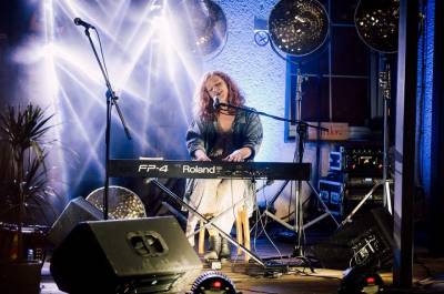 Melancholiškoji Alina Orlova ir ošiantis miškas miesto viduryje
