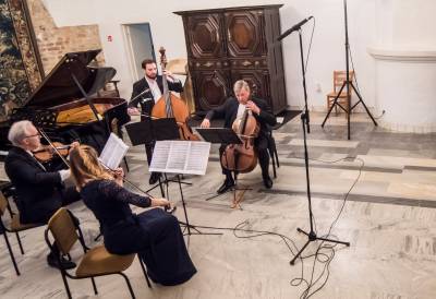Kai kvartetas išauga į sekstetą, arba muzika romantikams