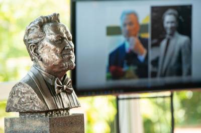 V. Noreikos sukakčiai – Maestro biustas teatro fojė