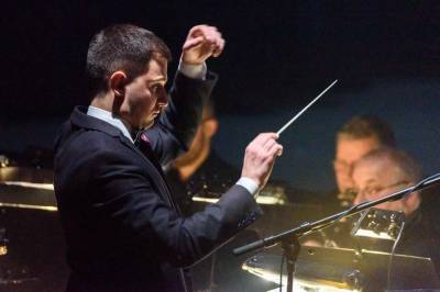 Linksmasis Orkestro Laivas laukia keleivių