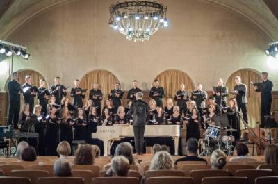 Muzikinio teatro choro talentai atsiskleidė koncerte „Liepsnojančio garstyčios“