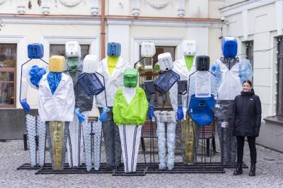 Sostinės skvere įrengta menininkės A. Kišonaitės instaliacija „Choras“ primena atsakingo vartojimo svarbą
