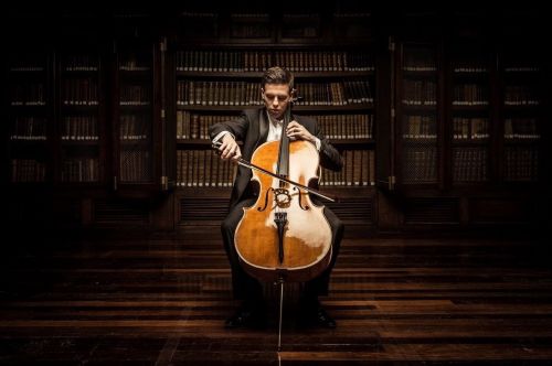 Vilniaus rotušėje – dvigubas debiutas: ispanų violončelininkas ir prabangus fortepijonas