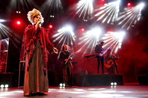 Aistė Smilgevičiūtė ir grupė „Skylė“ albumo pristatymą pavertė žemaitiška roko opera