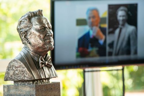 V. Noreikos sukakčiai – Maestro biustas teatro fojė