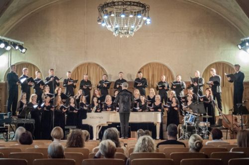 Muzikinio teatro choro talentai atsiskleidė koncerte „Liepsnojančio garstyčios“