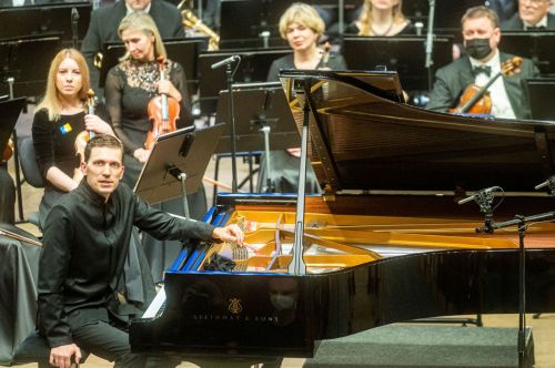 Šeštadienio koncerte vietoj pianistės Pinos Napolitano solo gros Reinis Zariņis