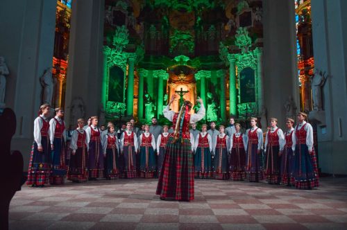 Vilniaus universiteto dainų ir šokių ansamblis kviečia į koncertą „Degesija“