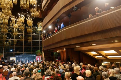 LNOBT rūmai Vilniaus centrą puošia jau 50 metų: jubiliejų atšventė su muzika ir tortu