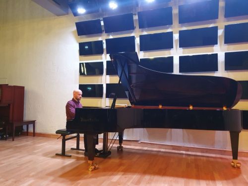 „Trys skambančios kelionės“. Pianistas Mantautas Katinas atvėrė naują savo sceninį įvaizdį