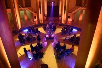 Mini NOA užbaigs opera tamsoje „Confessions“