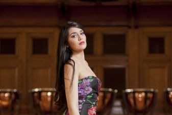 Jaunoji smuiko žvaigždė Aisha Syed į „Gaidą“ atsiveža Stradivarijaus smuiką